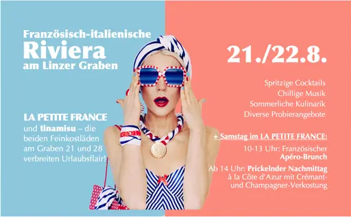 Frau mit Sonnenbrille, weiß-blau kariertem Hut und Schmuck, rotem Lippenstift und Ohrringen, vor pastellblauem Hintergrund.