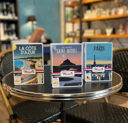 Drei Postkarten mit französischen Motiven: Côte d'Azur, Mont Saint-Michel und Paris.