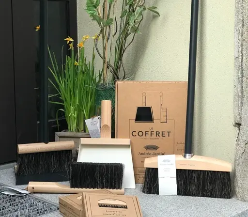 Holz- und Naturfaserbürsten in verschiedenen Formen und Größen, verpackt in Kartons und Pappbehältern.